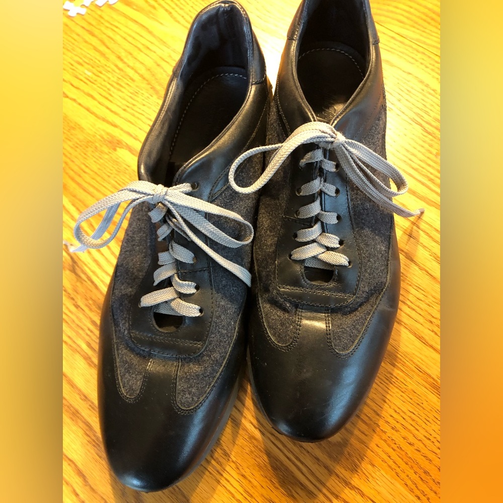Men’s black size 10 lace-up shoes